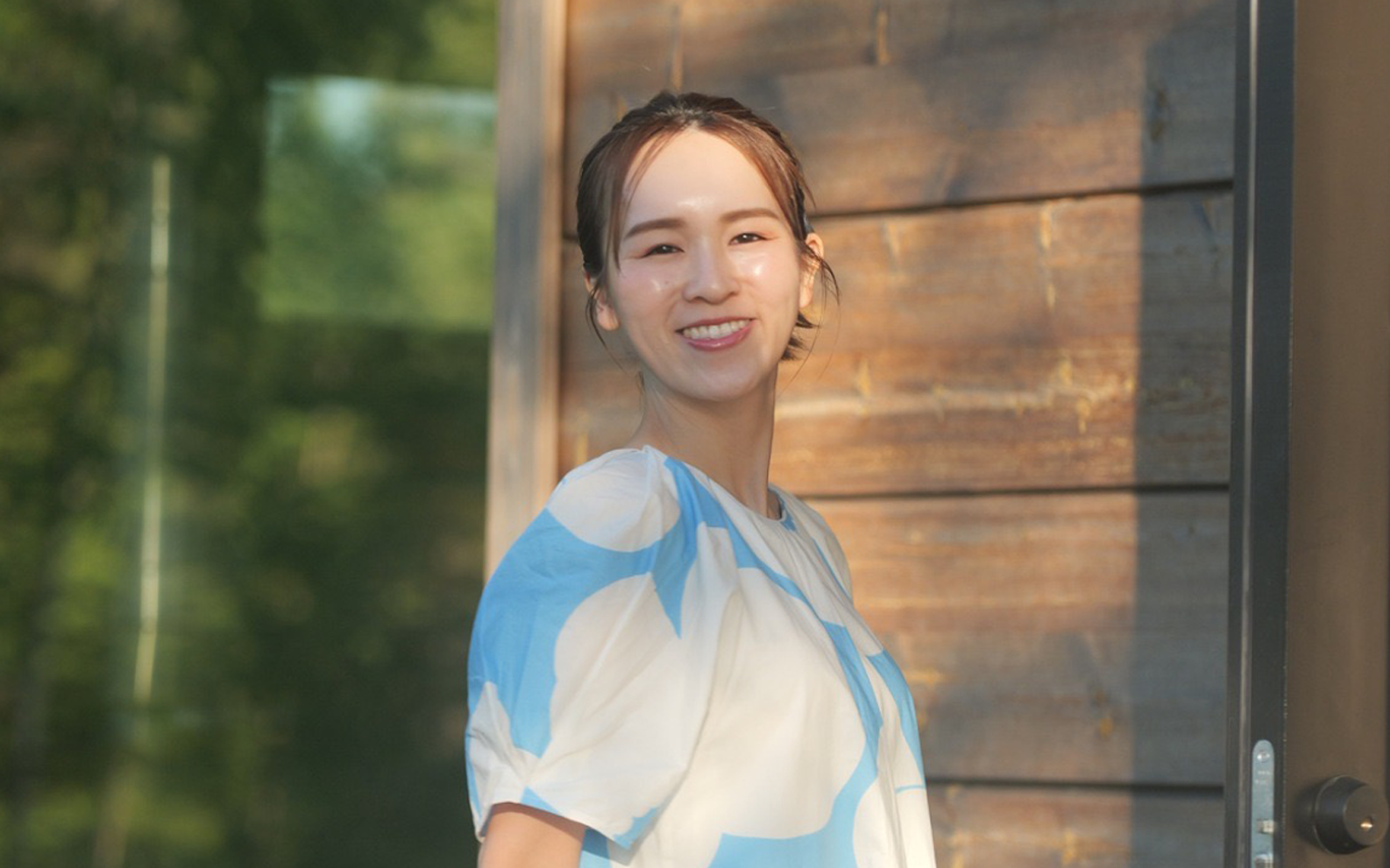 朝のキッチンに立つYukinaさん